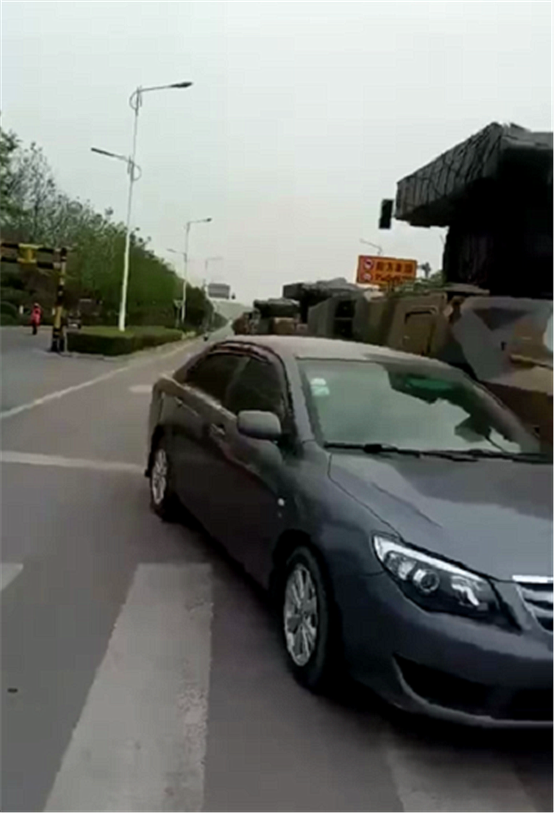 8万比亚迪f3转弯撞上装甲车外后视镜脱落车主是女司机