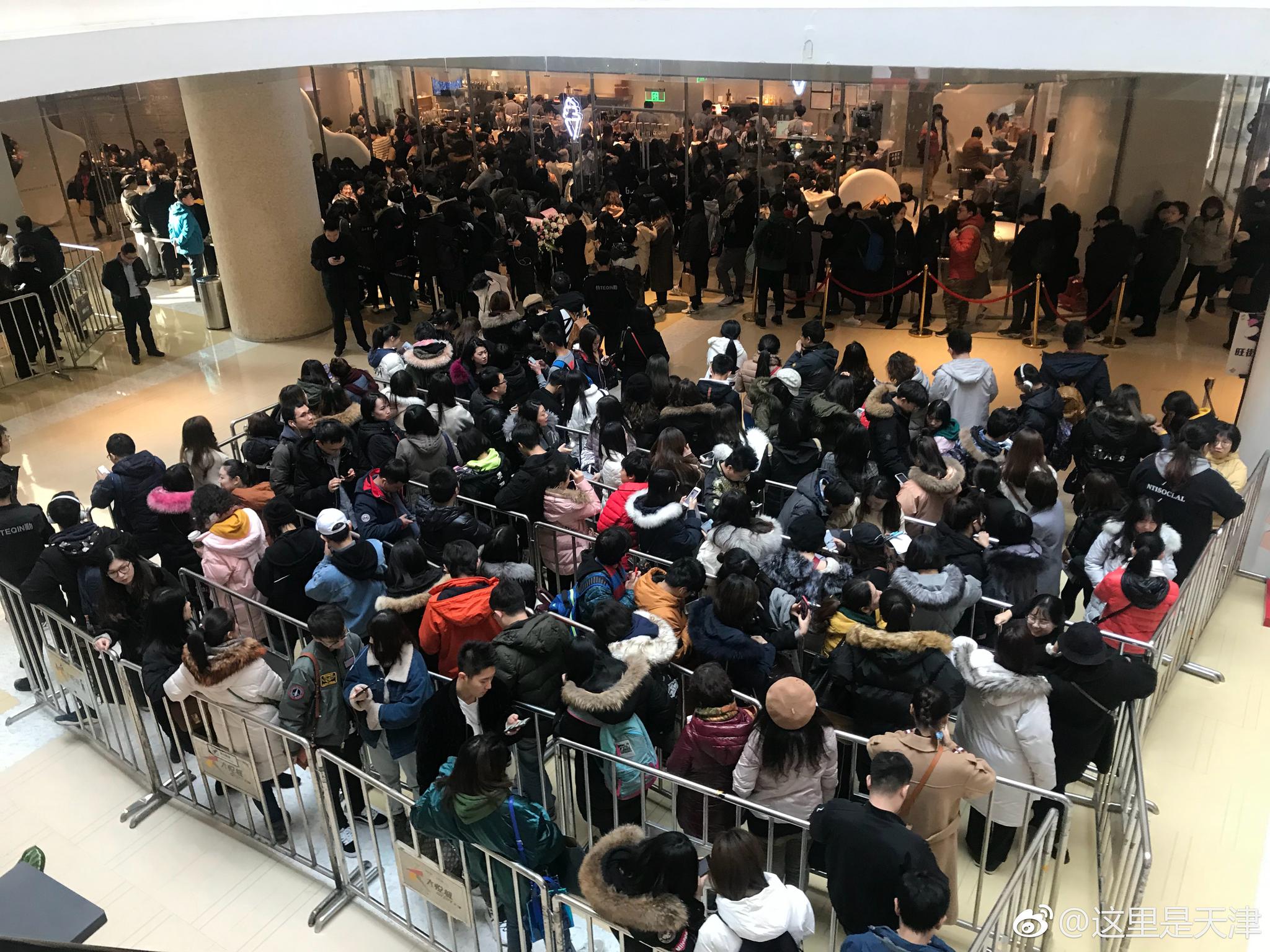 天津南开大悦城,介排队的也是没见过嘛……是排队还发钱吗?