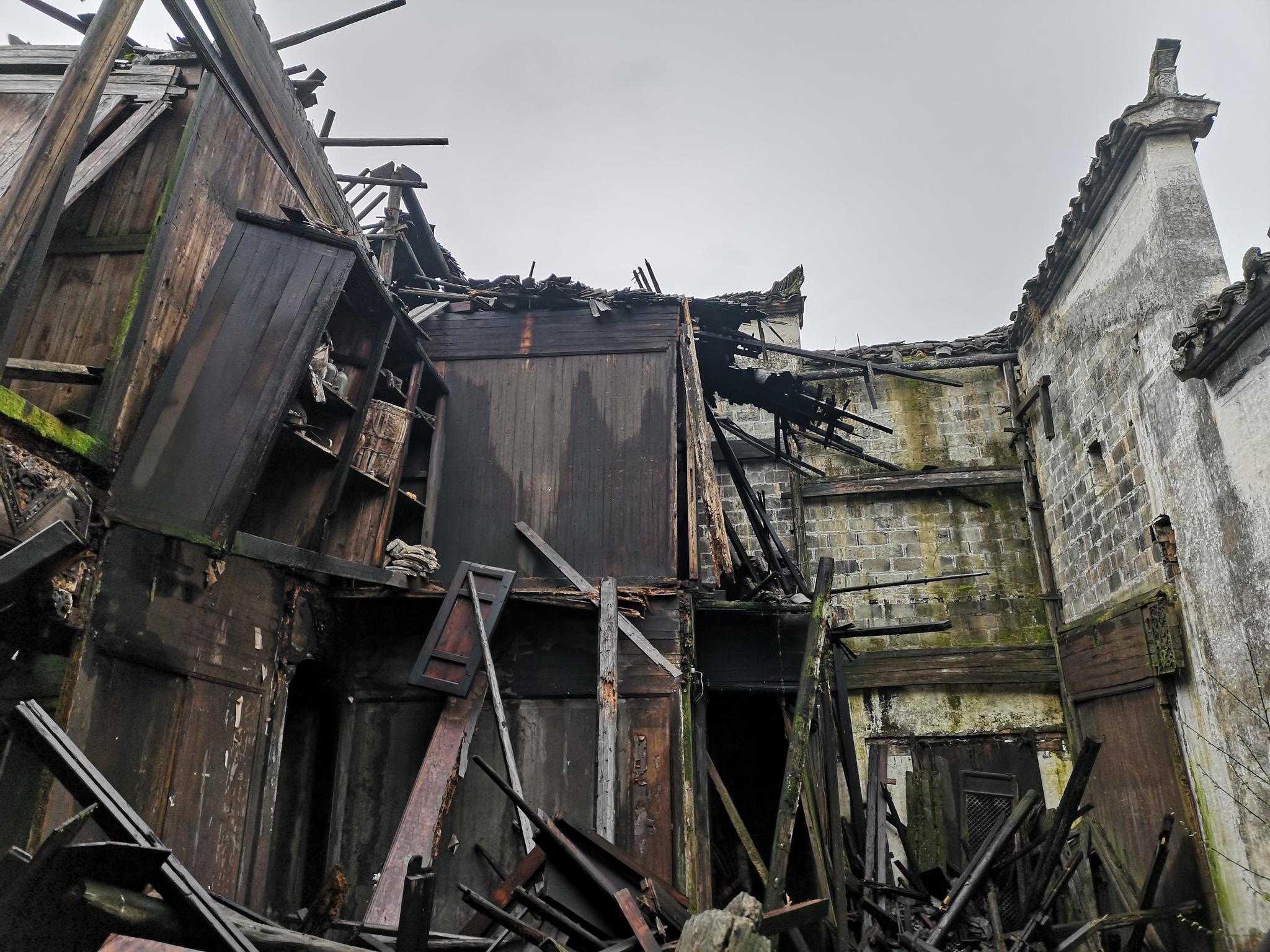 江西婺源残破倒塌的清代两层砖木民居