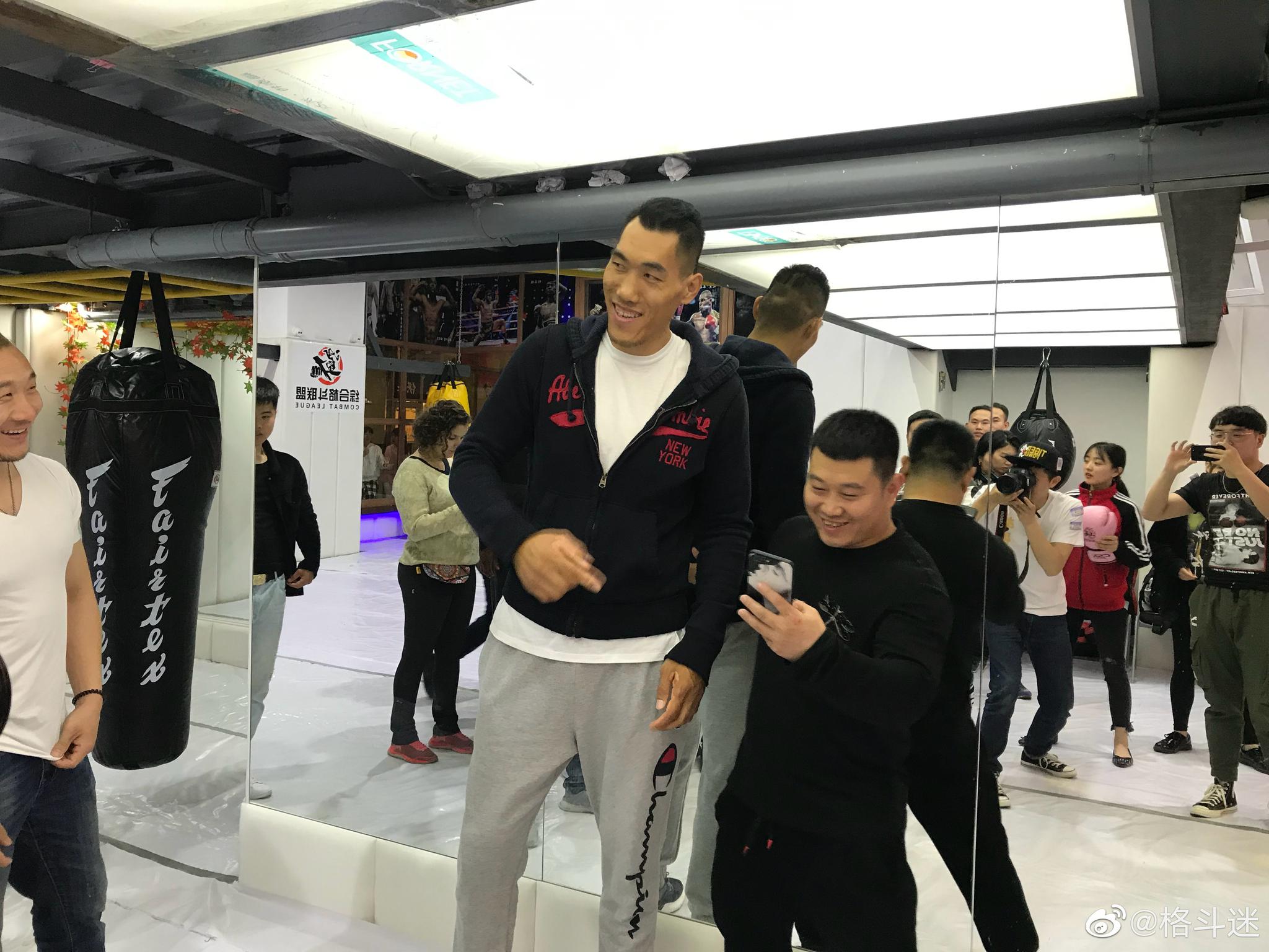 两米格斗巨人董泰山的人气很高啊粉丝是想跟他比一比谁更高吗