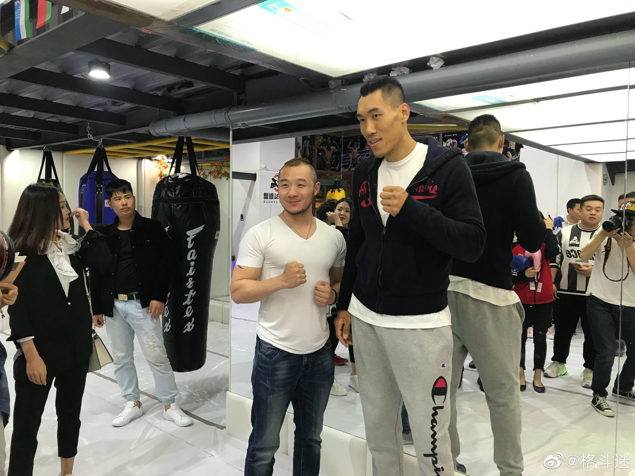 两米格斗巨人董泰山的人气很高啊粉丝是想跟他比一比谁更高吗