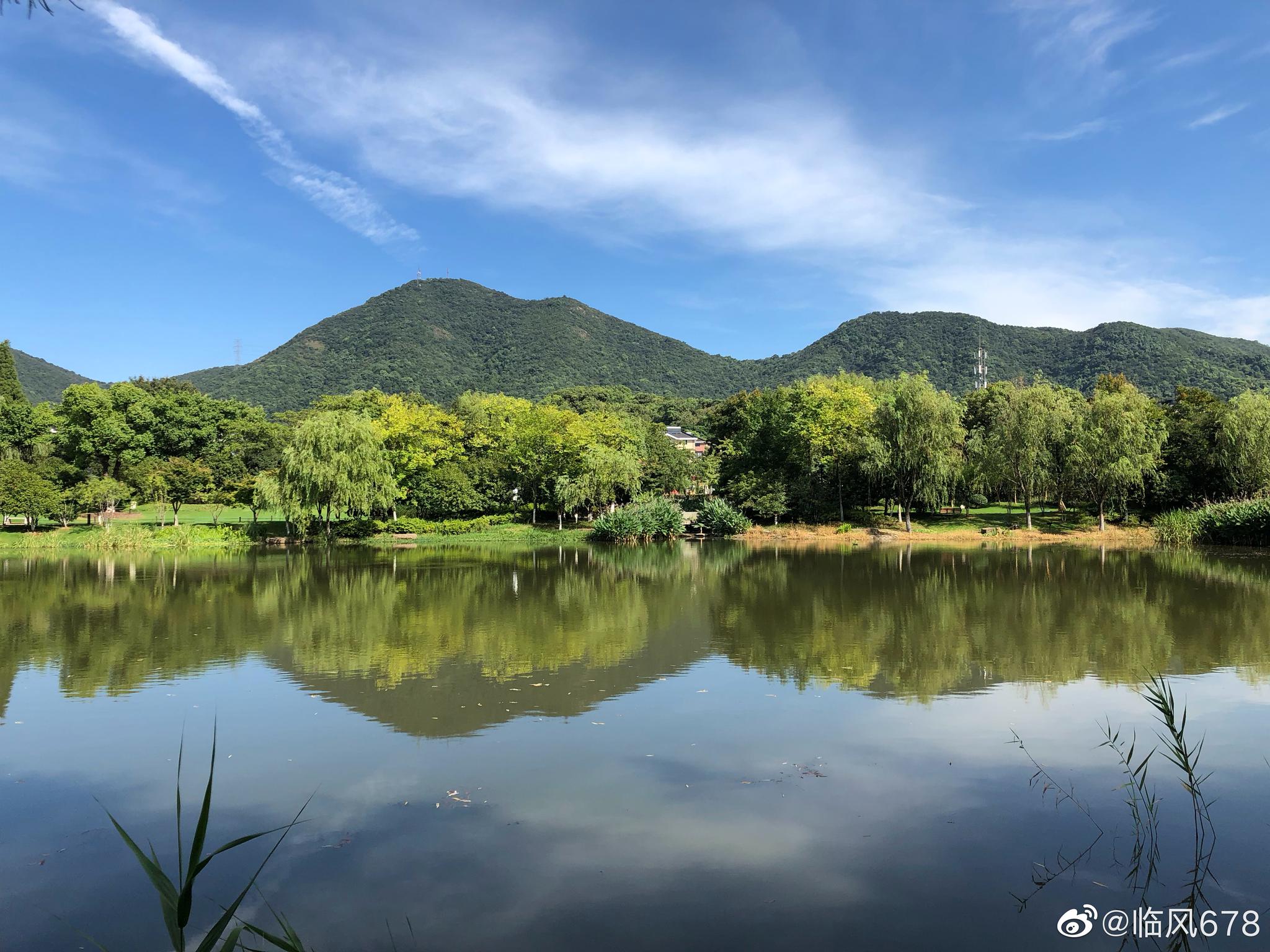 蓝天下的皋亭山