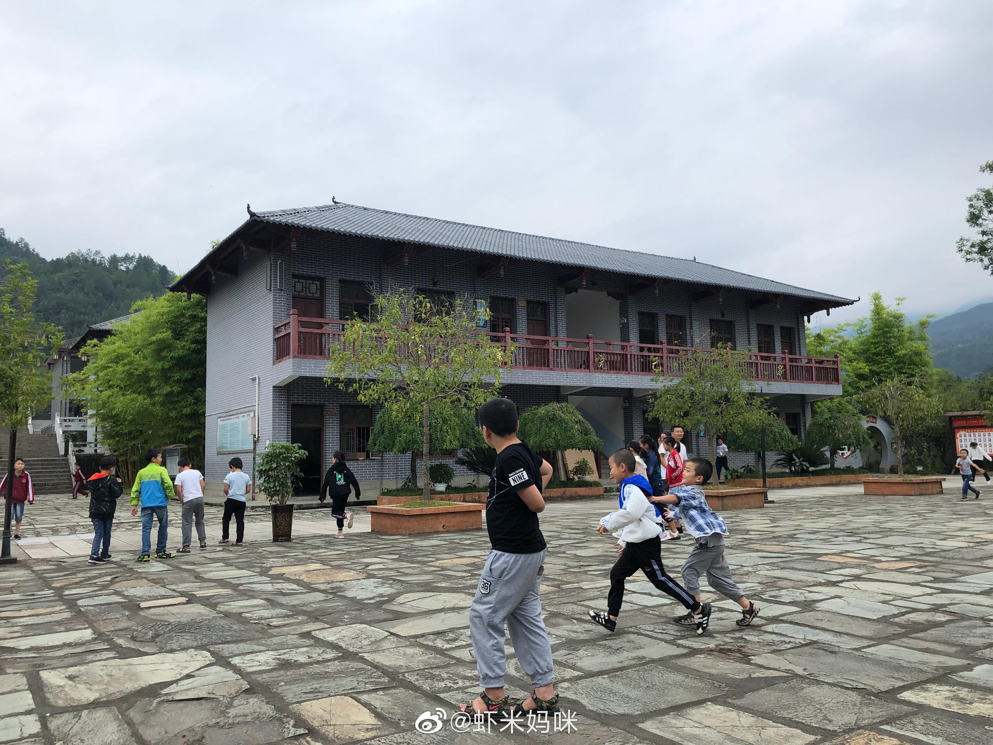 在青木川的九年制学校,以前的辅仁中学,遇到一个小男孩