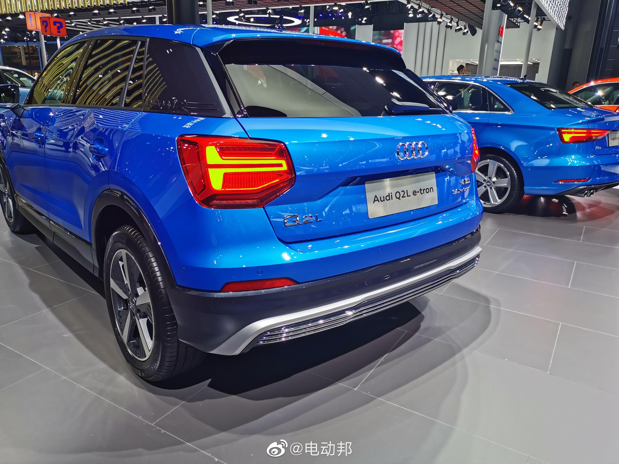 奥迪q2letron后面的地台还是有一些高