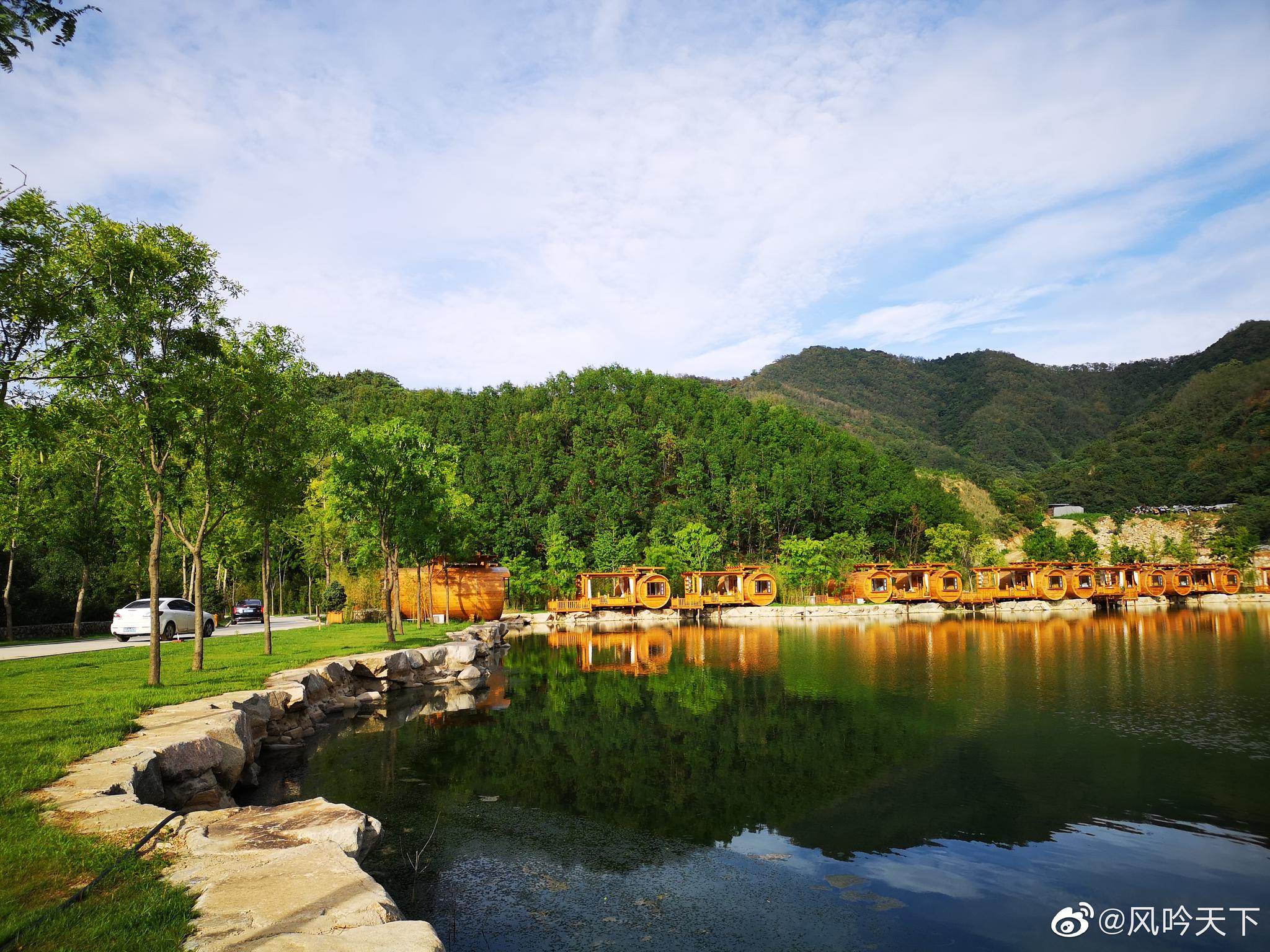 远远看着九如山中红酒木桶一般的民宿木屋八月十五