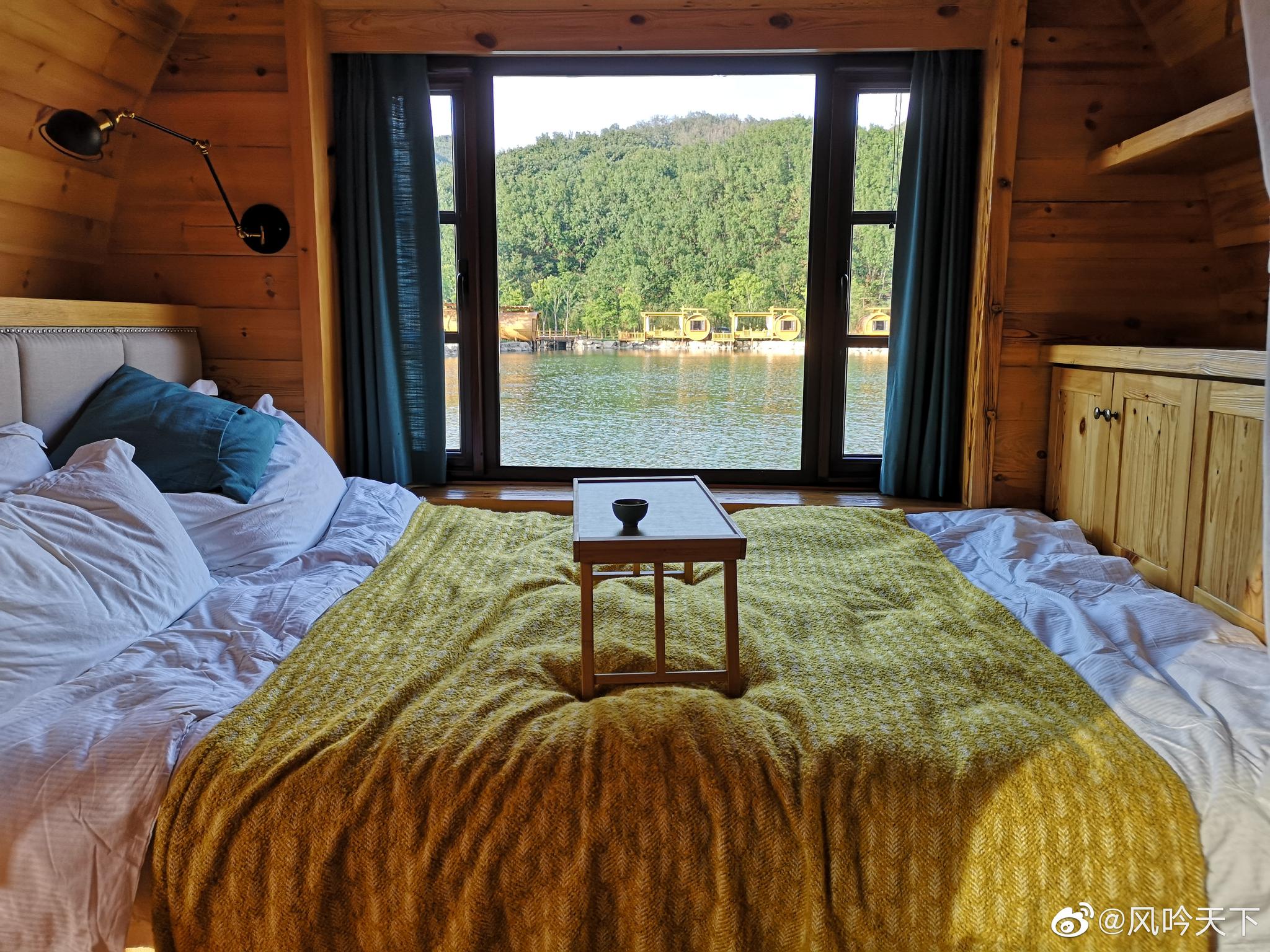 远远看着九如山中红酒木桶一般的民宿木屋八月十五