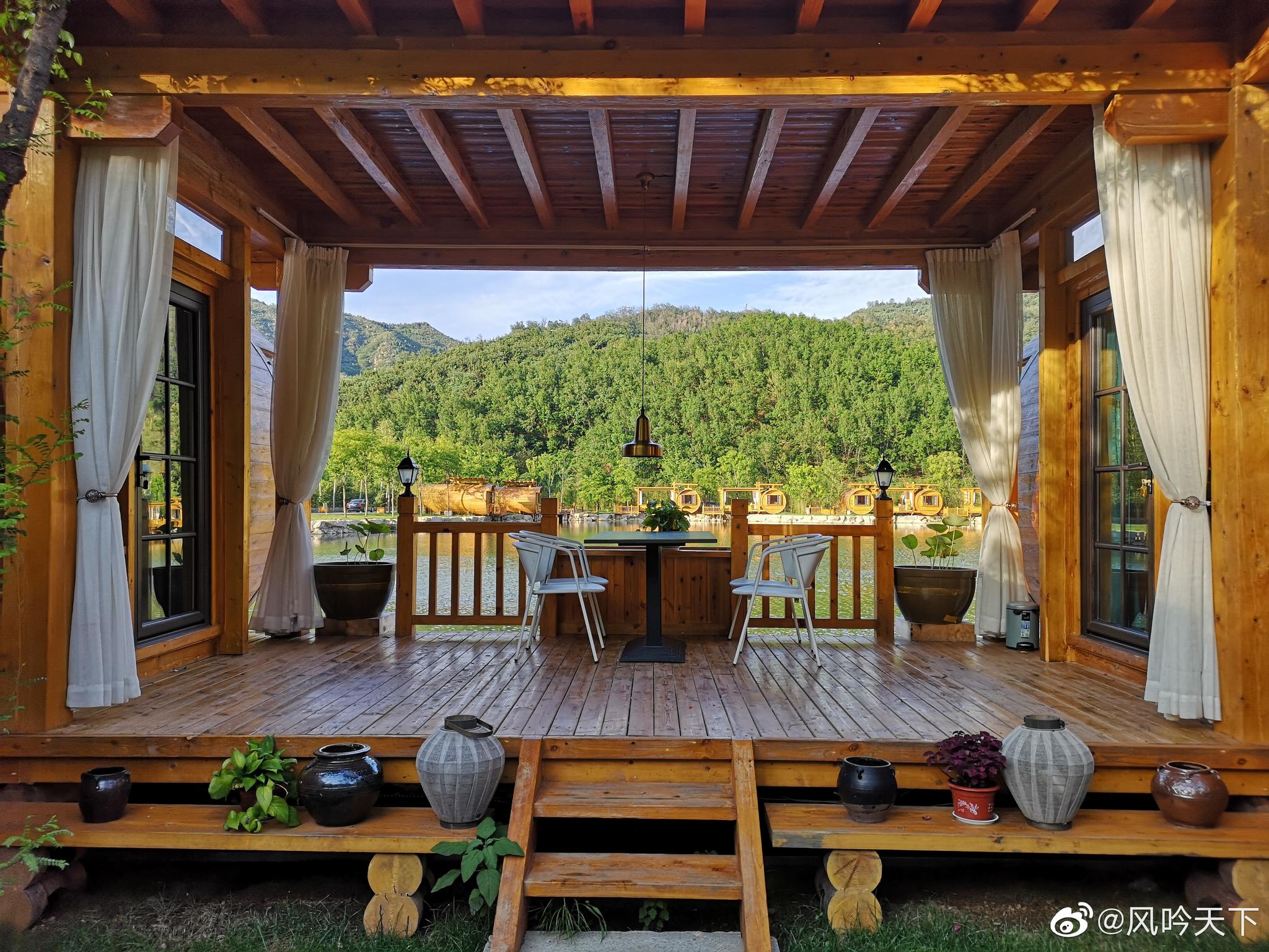 远远看着九如山中红酒木桶一般的民宿木屋八月十五