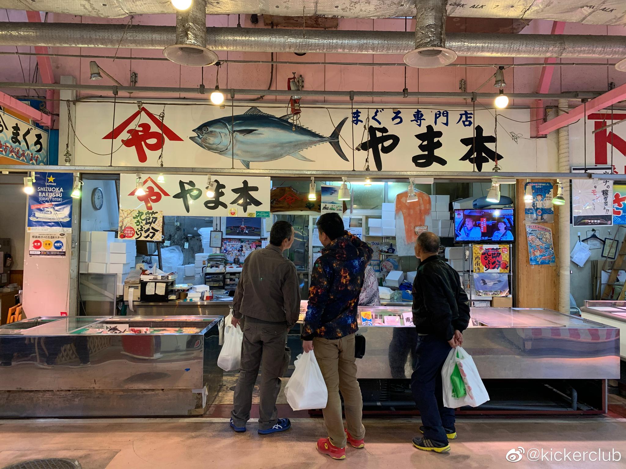 在日本的午餐时间 他们一行人逛了一个本地鱼市 烧津鱼市场 在日本的午餐时间 他们一行人逛了一个本地鱼市 烧津鱼市场