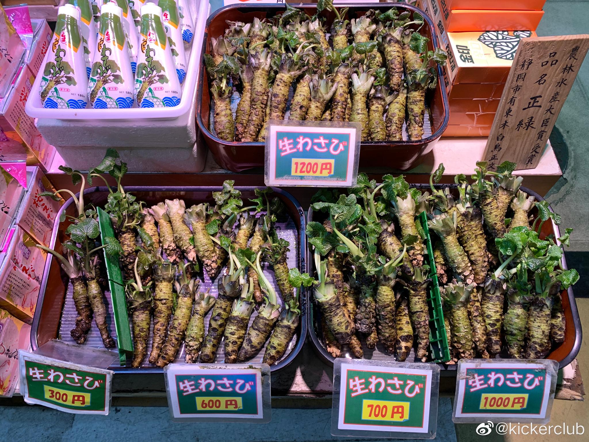 在日本的午餐时间 他们一行人逛了一个本地鱼市 烧津鱼市场 在日本的午餐时间 他们一行人逛了一个本地鱼市 烧津鱼市场
