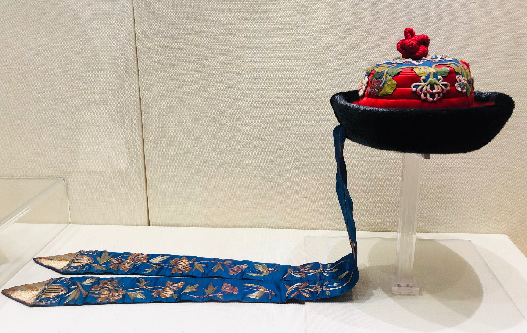 女帽 冬天带的女式皮帽子,清代.红缎花卉.沈阳故宫