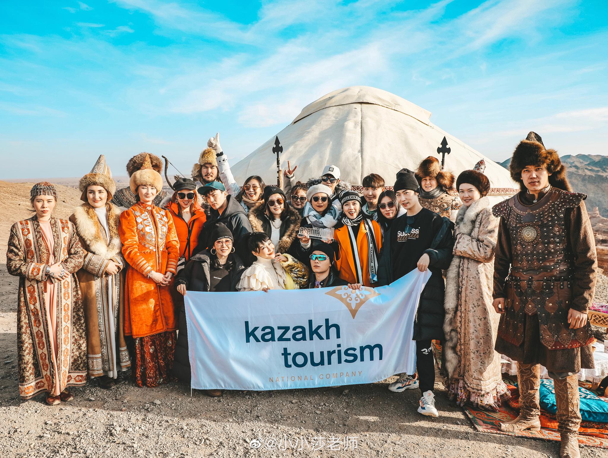 坐着直升机探索阿拉木图查恩峡谷,降落到毡毛包吃午餐_高清图集_新浪