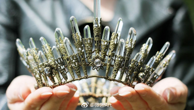 艺术家gillian使用铁丝和水晶制作的独特皇冠