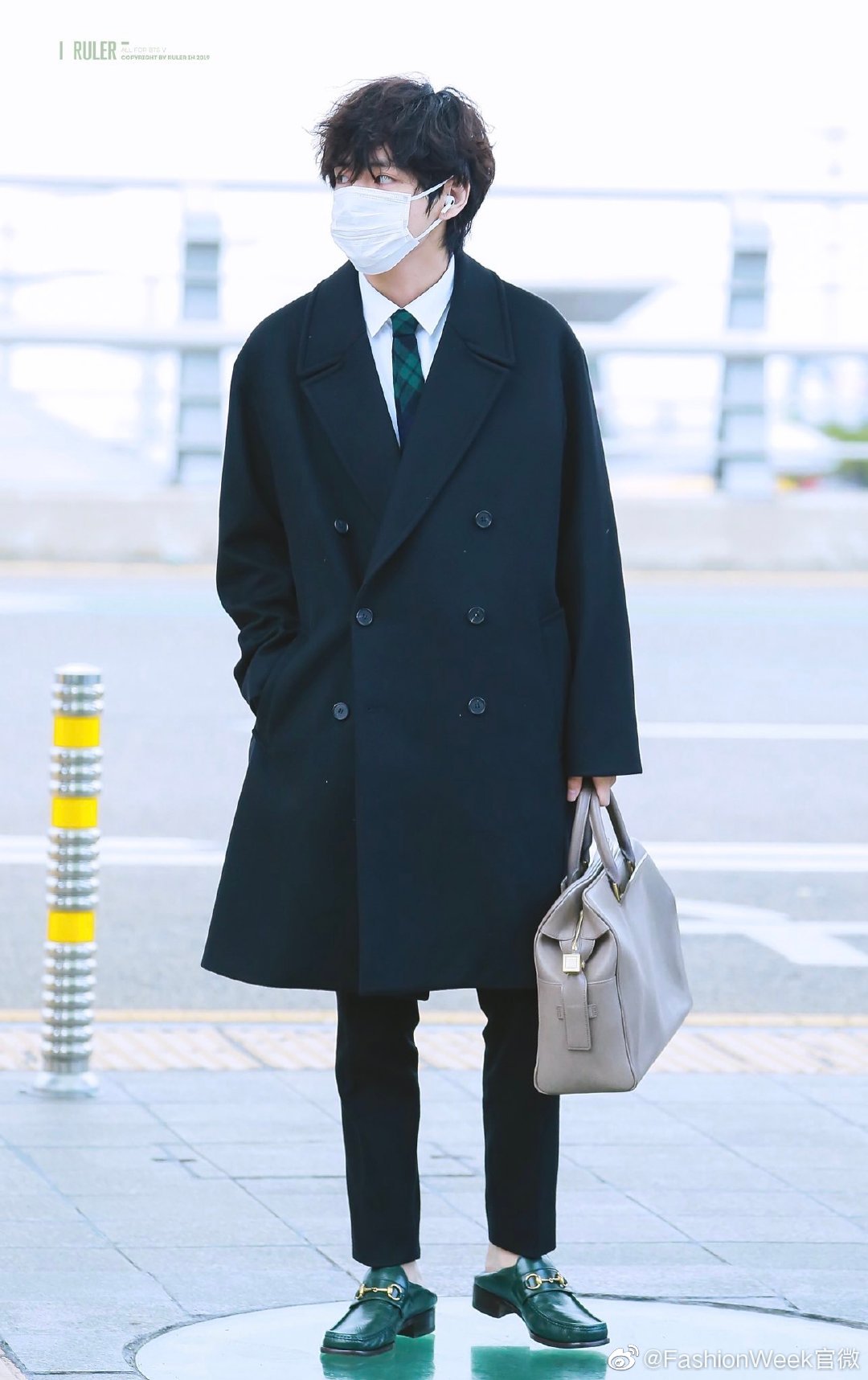 金泰亨今日飞日本街拍,没睡醒卷发也太好看了!