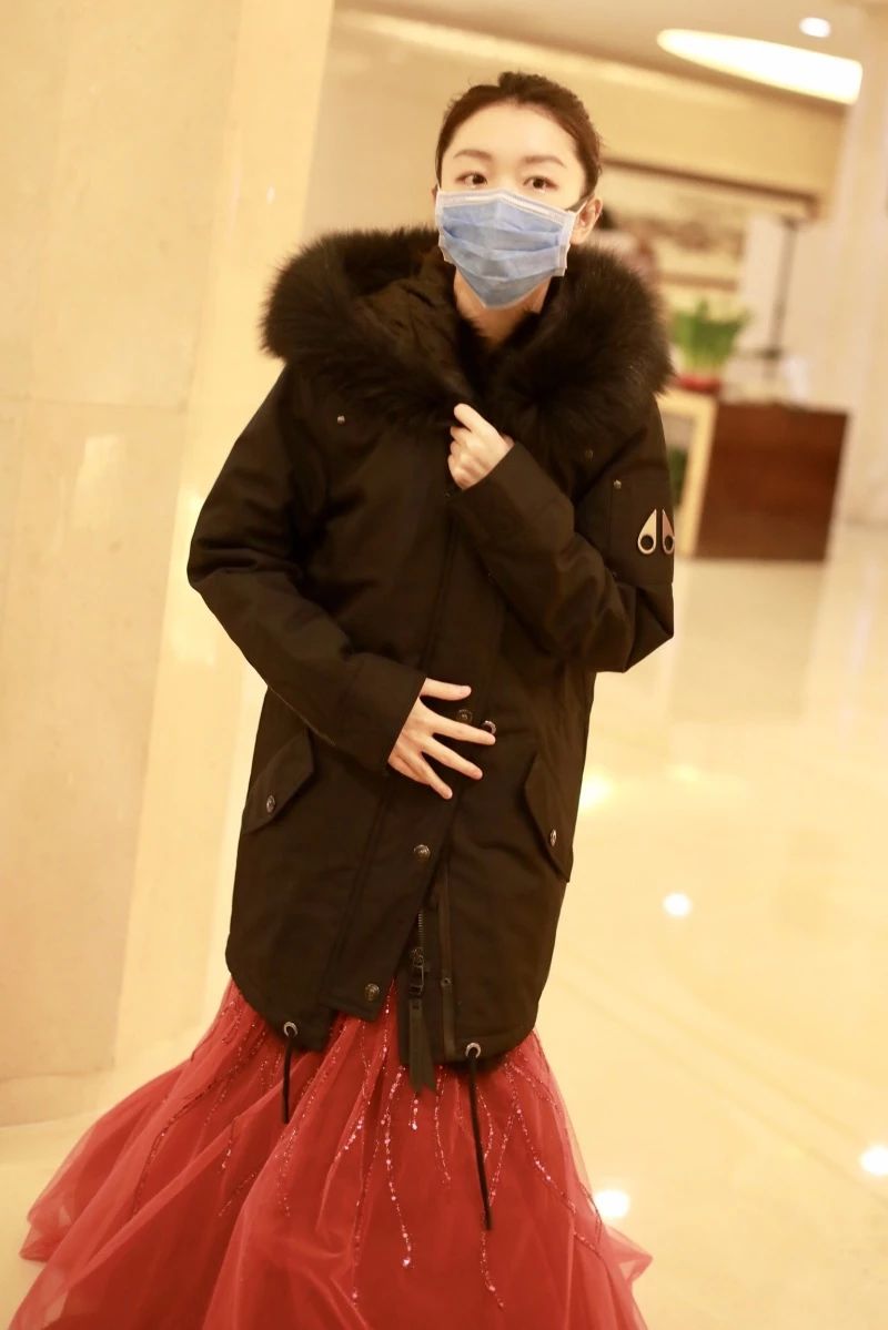 周冬雨现春晚第五次彩排,红色纱裙搭黑外套,戴口罩若现疲惫