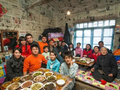 东北之冬,劈柈子烧炕,满当院粘豆包,雪坑埋肉,外屋地酸菜缸!|酸菜|粘豆包|外屋_新浪新闻