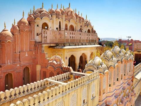 印度最牛的"苦行僧", 高举右手45年不放下, 在当地知名度极高!