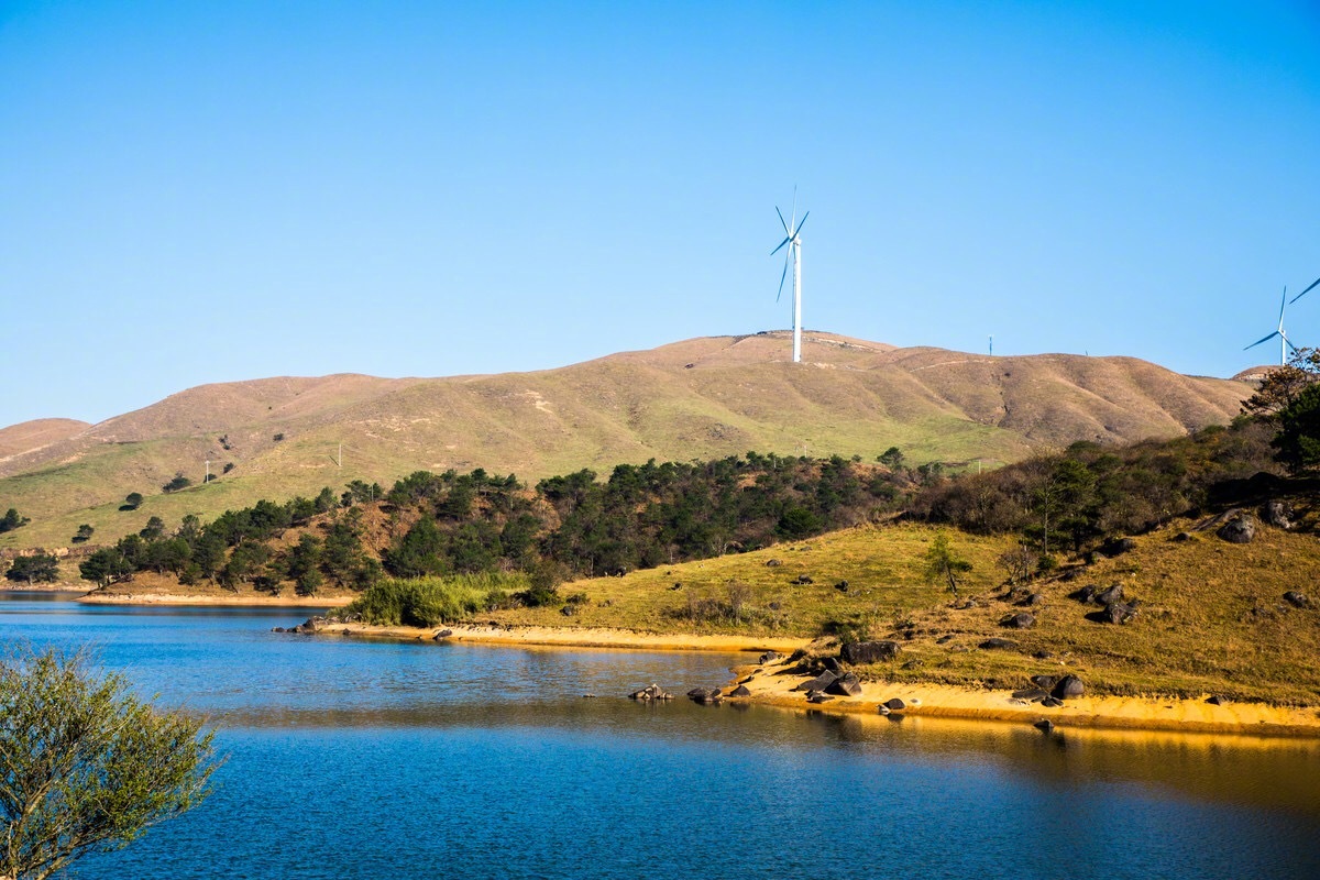 邵阳南山牧场它得天独厚平均海拔1760米像一块碧绿的翡翠嵌镶在湘