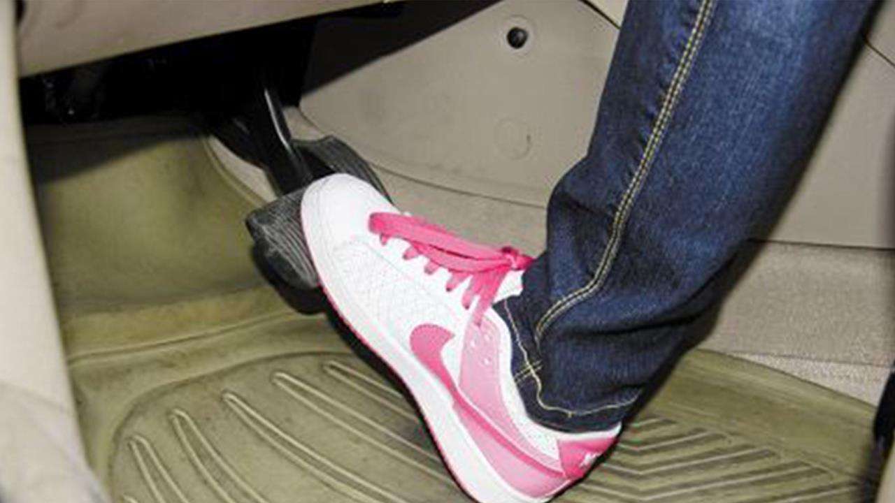 开手动档紧急刹车时,需要同时踩下离合吗?