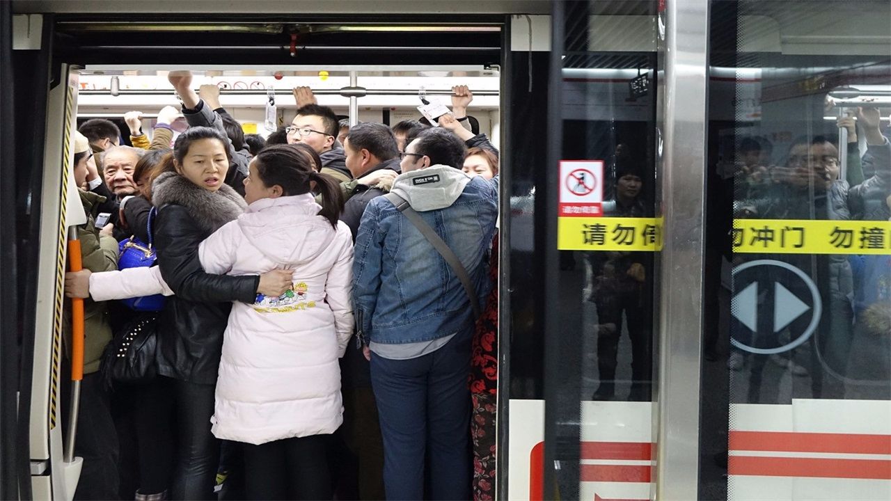 日本一个历史悠久的职业,帮助别人挤地铁,就能挣到25万年薪!