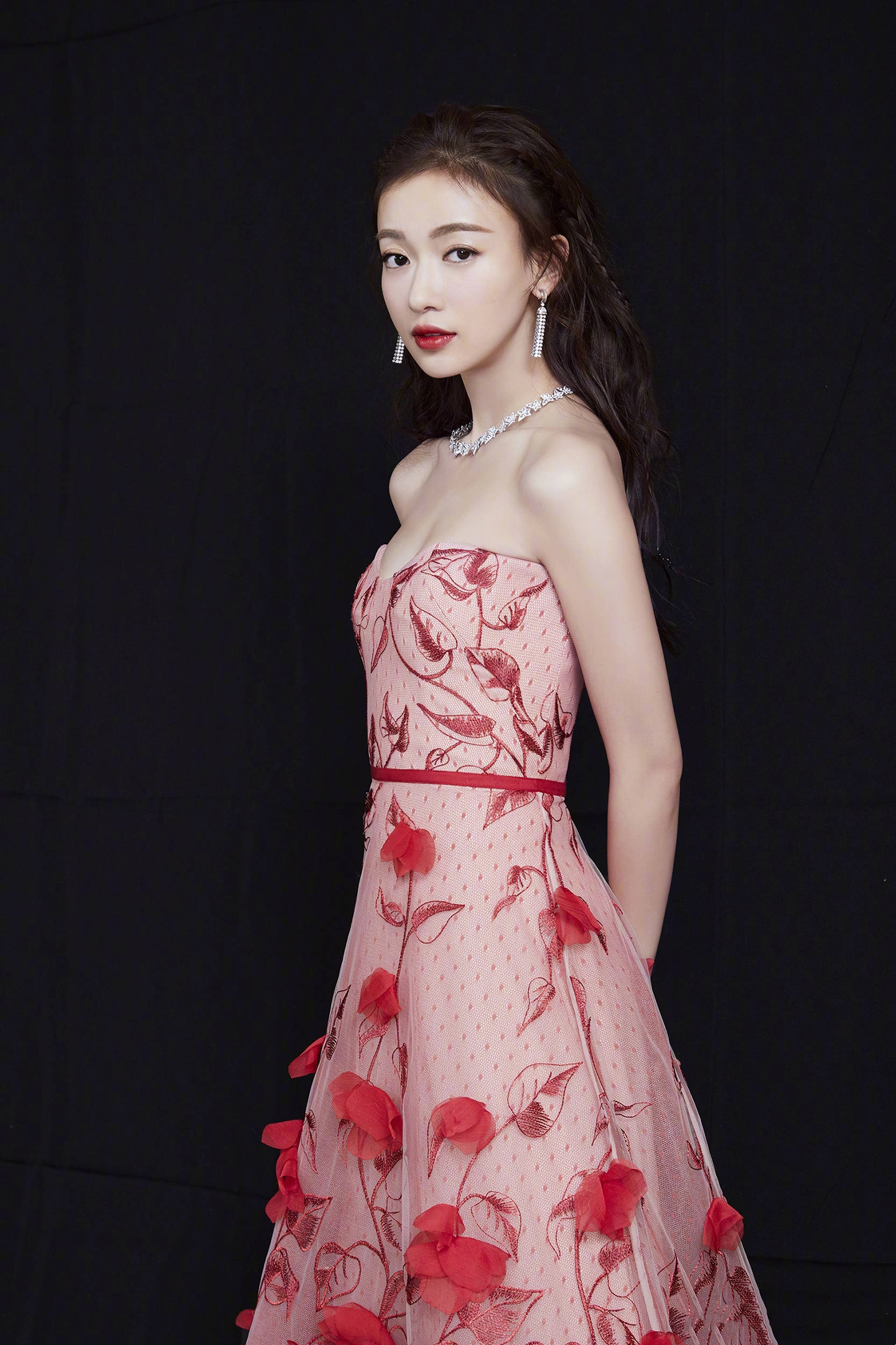 吴谨言一袭立体花朵红裙惊艳又喜庆,换个发型美得更高级精致