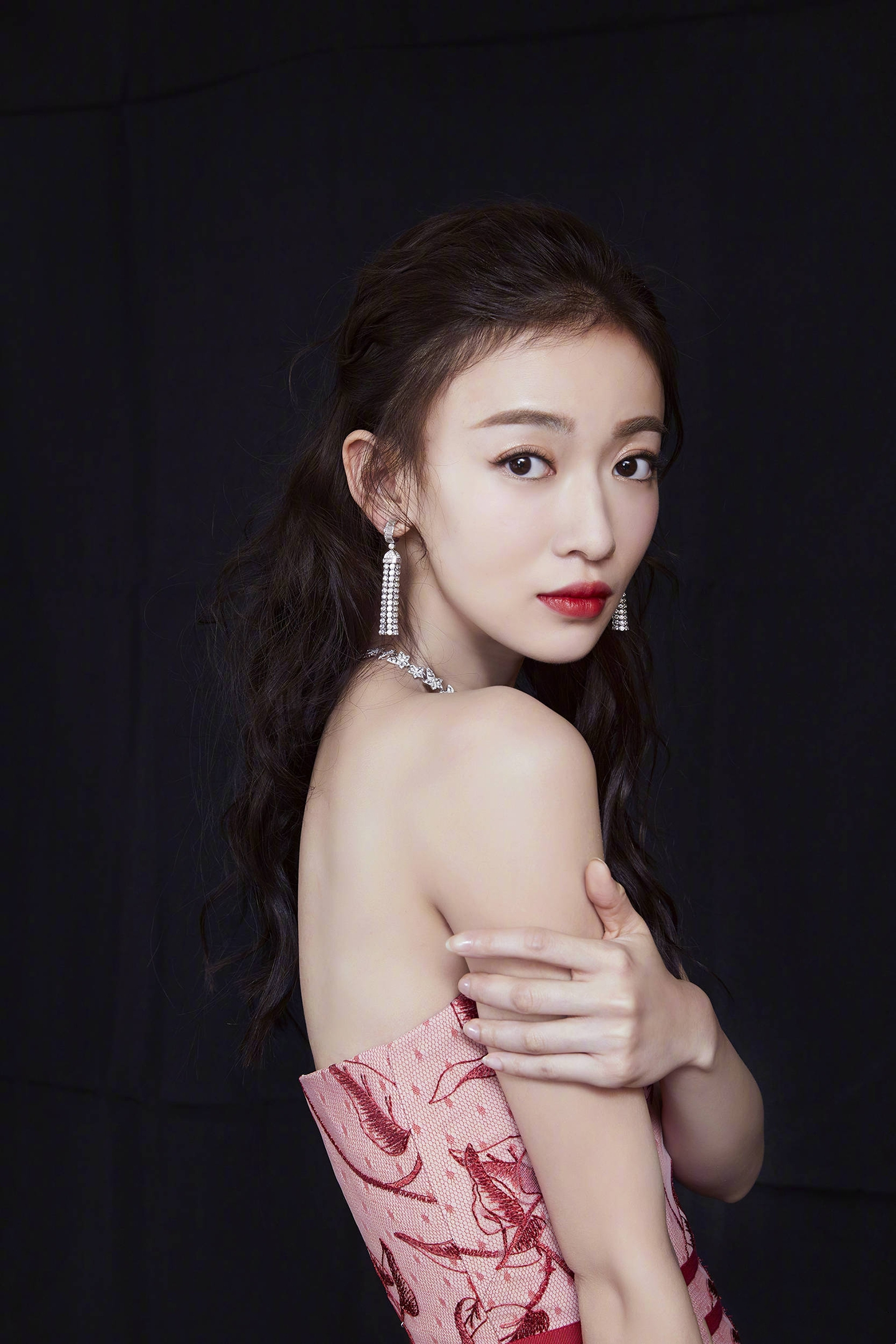 吴谨言一袭立体花朵红裙惊艳又喜庆,换个发型美得更高级精致