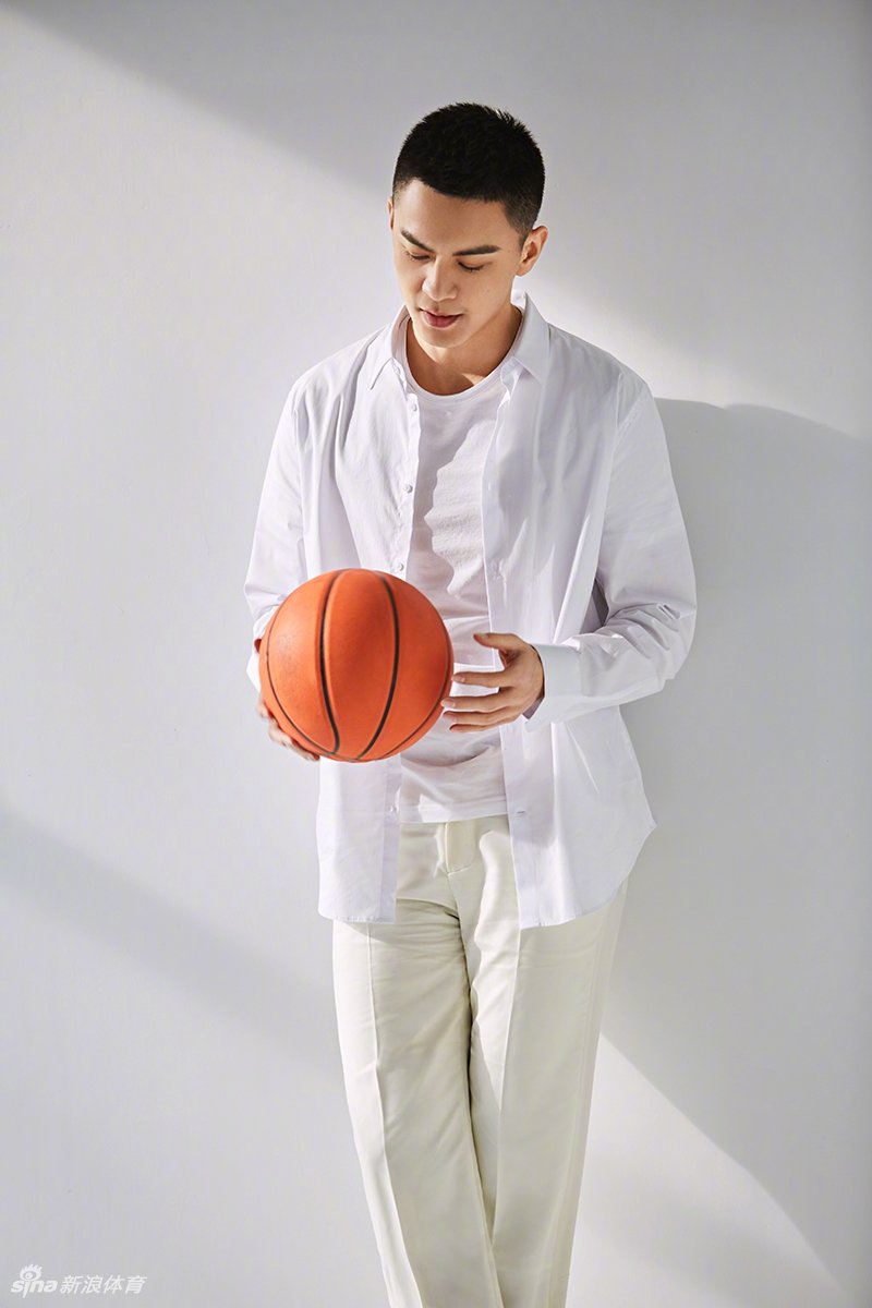 来啦!新任黄金联赛荣耀导师杨鸣高清写真,各位可以收图了