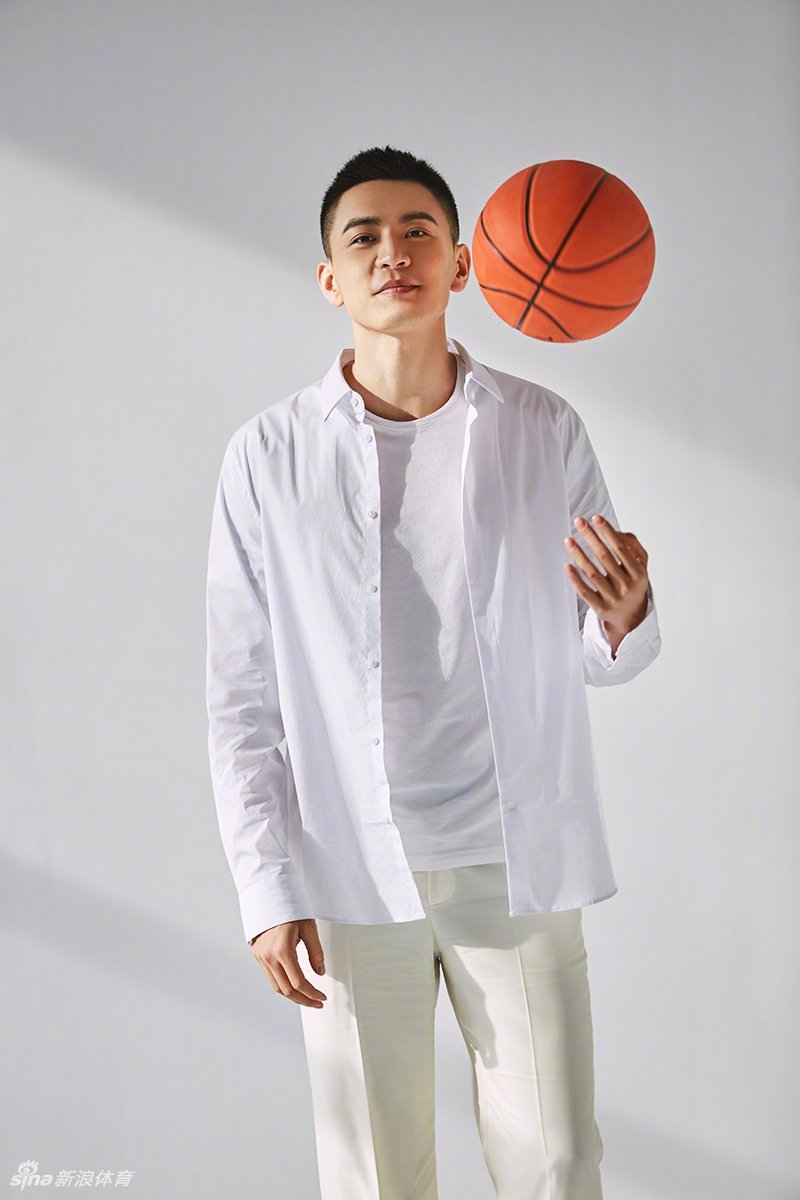 来啦!新任黄金联赛荣耀导师杨鸣高清写真,各位可以收图了