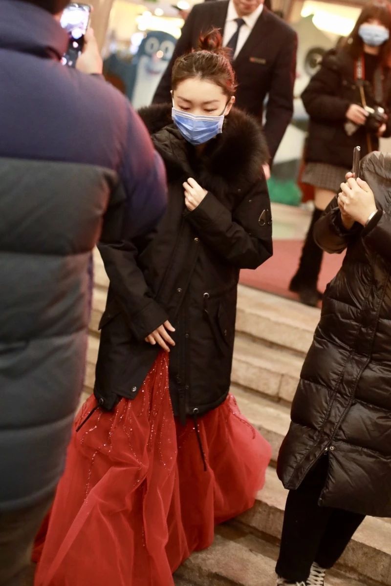 周冬雨现春晚第五次彩排,红色纱裙搭黑外套,戴口罩若现疲惫