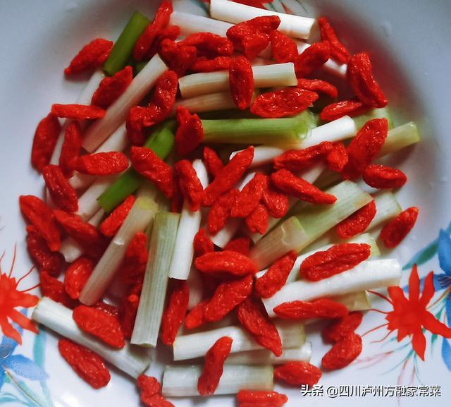 盘活存量做美食,枸杞炒手撕白菜,简单做家常味