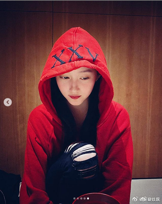 关晓彤ins发图被扒出身上的衣服上鹿晗三年前穿过的