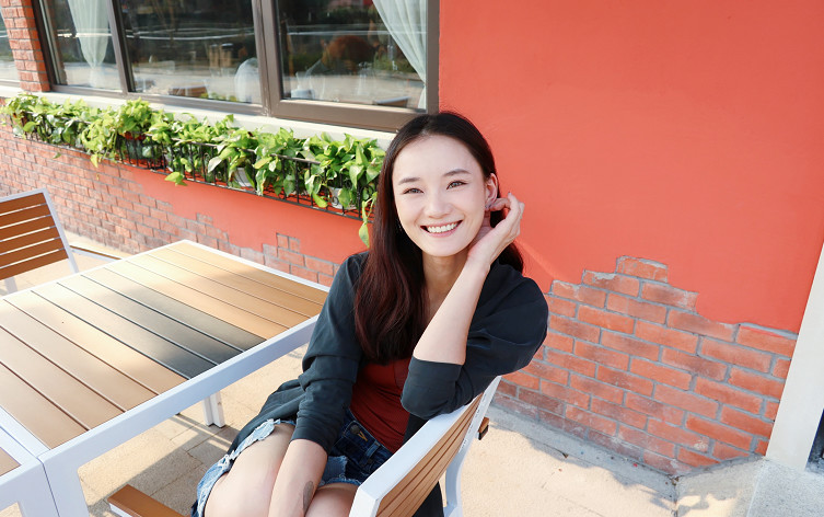 当年女主馨子如今衣品依旧在线,场控