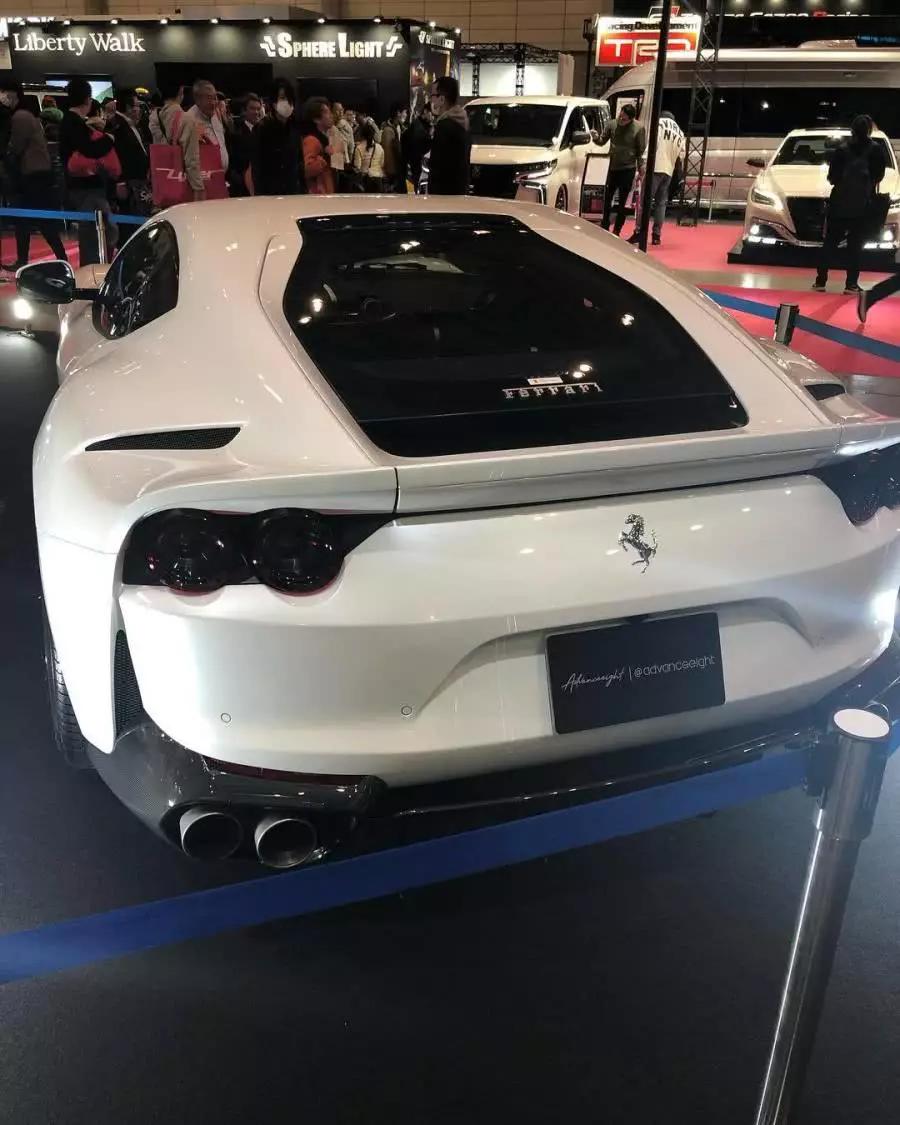 白色的法拉利812 superfast