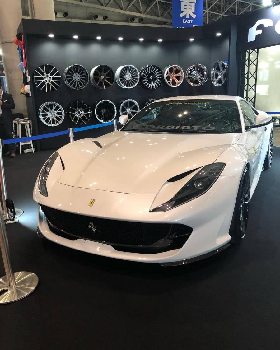 白色的法拉利812 superfast