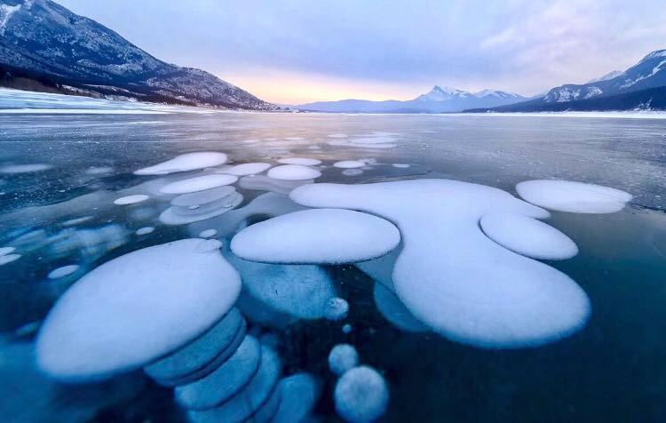 加拿大亚伯拉罕湖又名冰泡湖每到冬季湖面结冰