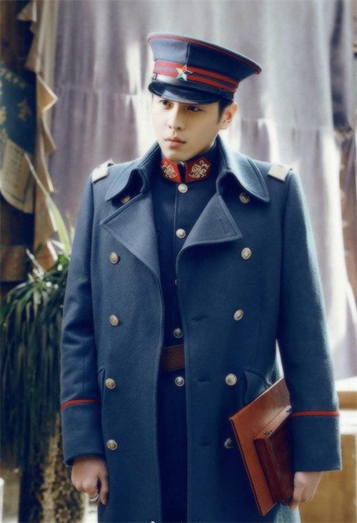 娱乐圈穿军装最帅的男星:陈伟霆霸气,李晨憨厚,他像门童!
