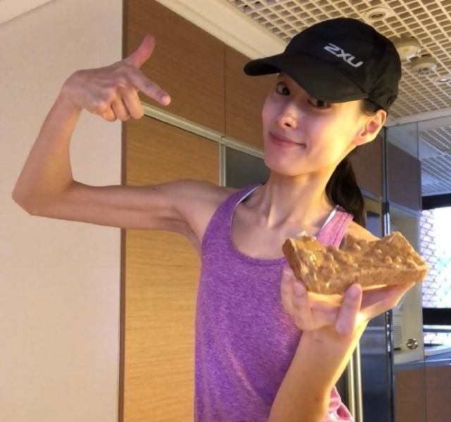 梁洛施高烧39度3,打点滴露胳膊细如麻花,粉丝直呼心疼小姐姐