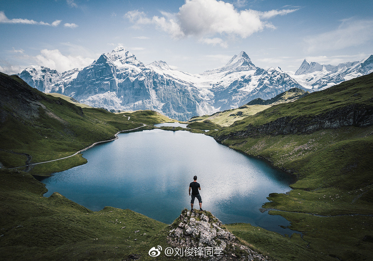 登至高之处极目远眺，方知自己是世上最靓的仔。