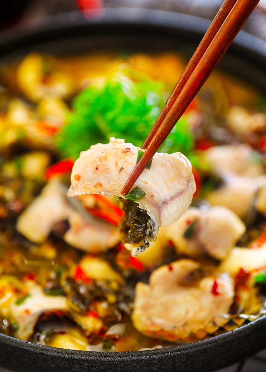 教你酸菜鱼家常做法,酸辣开胃,鲜香嫩滑,包你吃得汤都不剩!