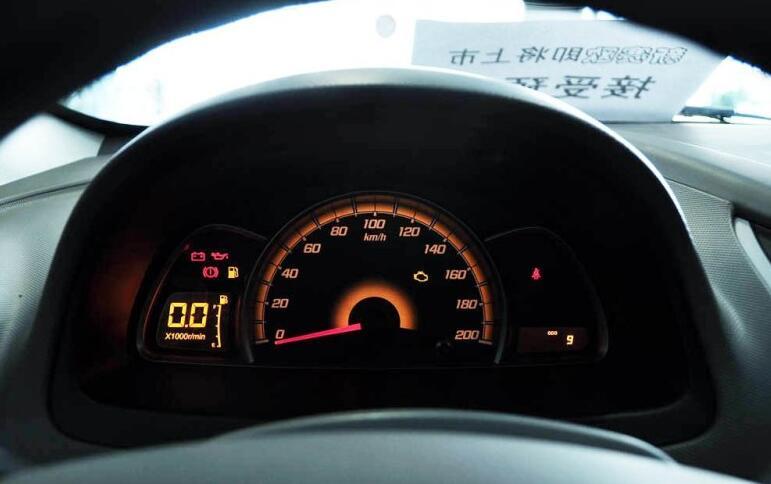 油耗很低的,和同级别的丰田威驰有着差不多的水平