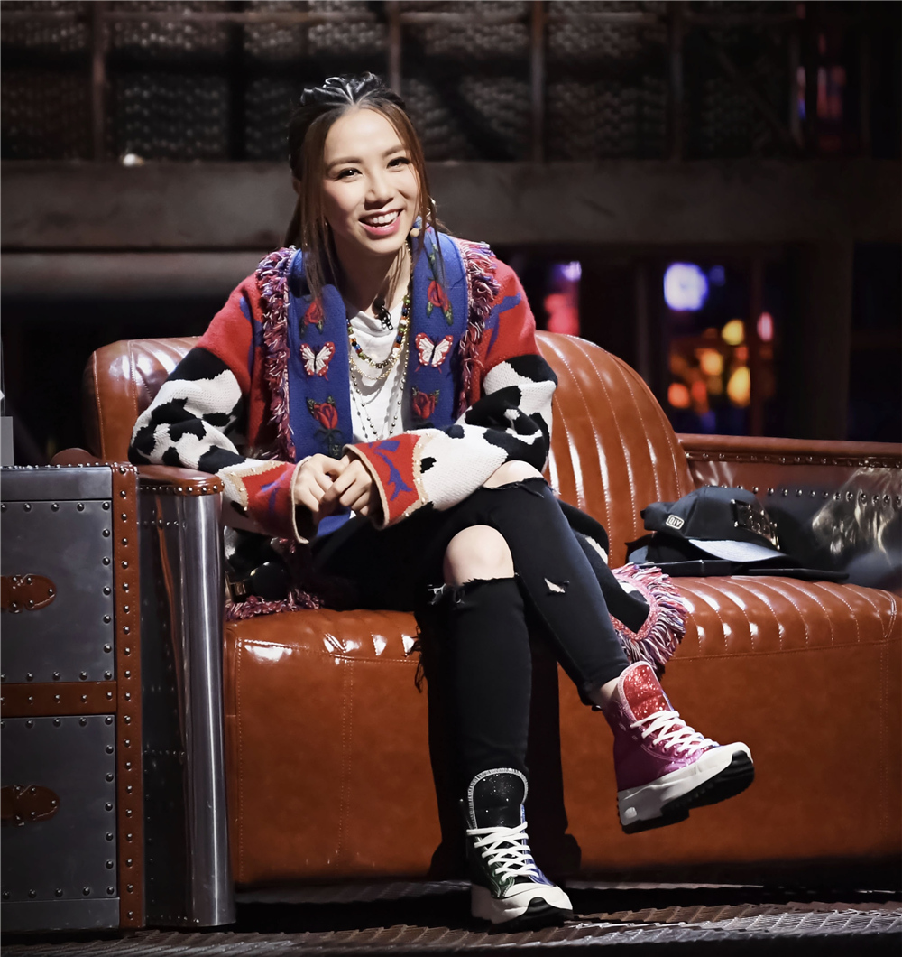 28岁邓紫棋高调现身运动装配驴蹄靴气场强脏辫换长直发更减龄