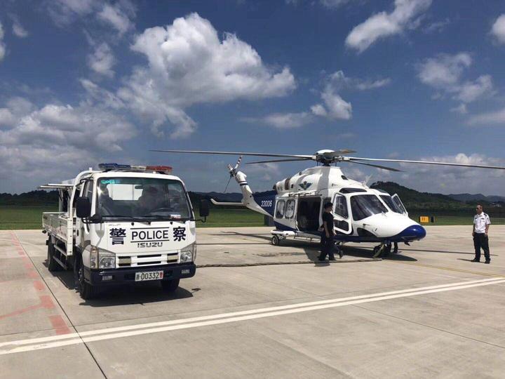 8月11日上午浙江省公安警务航空队出动两架aw139型警用直升机