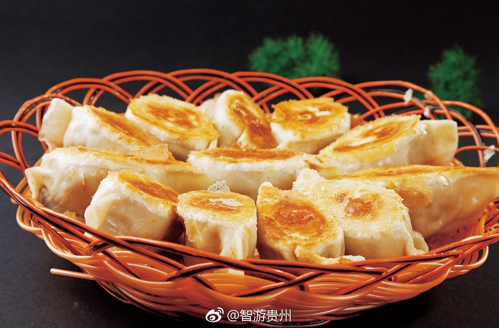 锅贴饺在贵州一直算是夜生活宠儿之一,吃烤肉来份锅贴饺