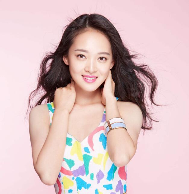 张若昀秒删的微博揭示其混乱家庭关系第二任继母冯越比他小5岁