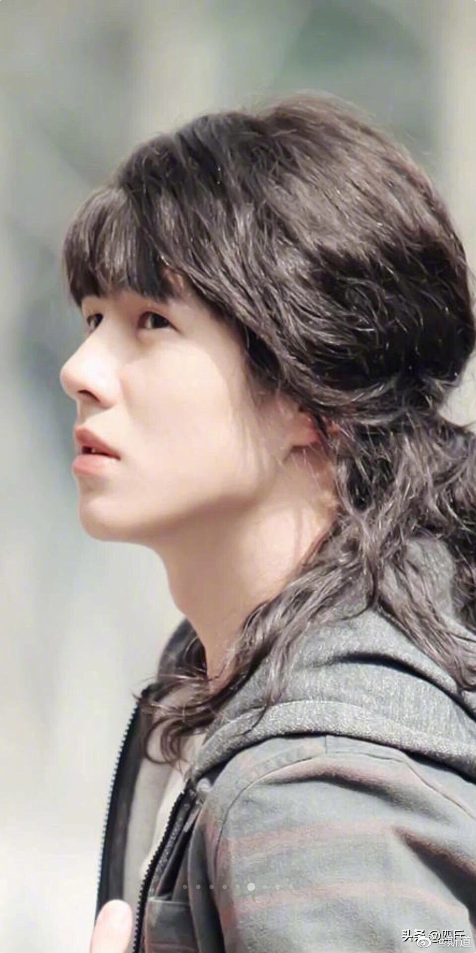 近日,刘昊然在电影《双生》中的造型曝光,长发别有一番风味