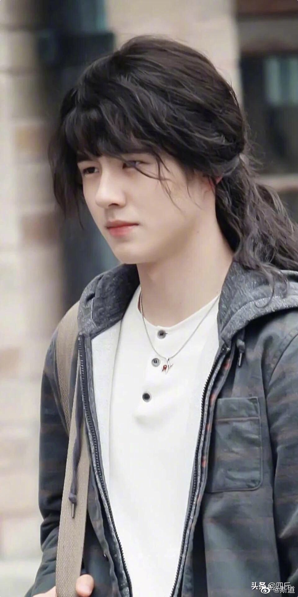 近日,刘昊然在电影《双生》中的造型曝光,长发别有一番风味