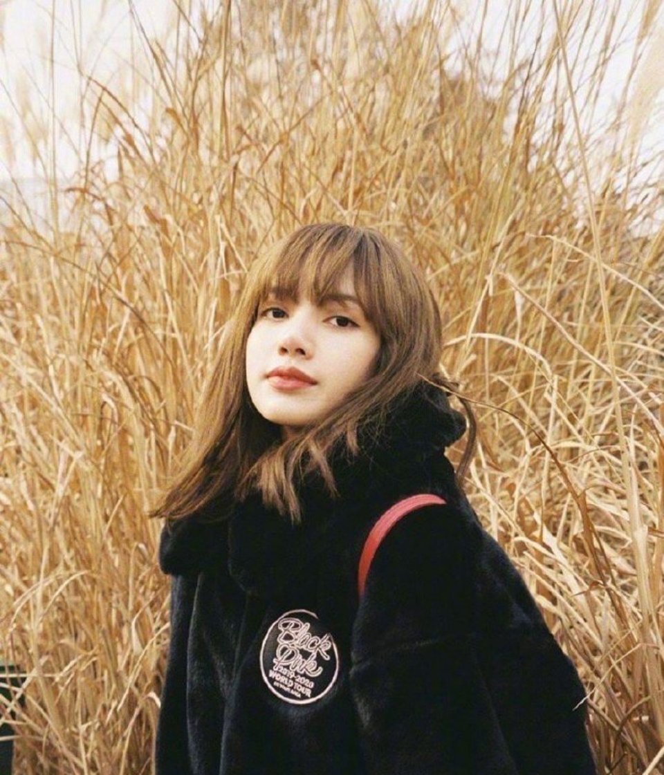 lisa黑色长发气质绝美啊,身材颜值都在线,一起来pick