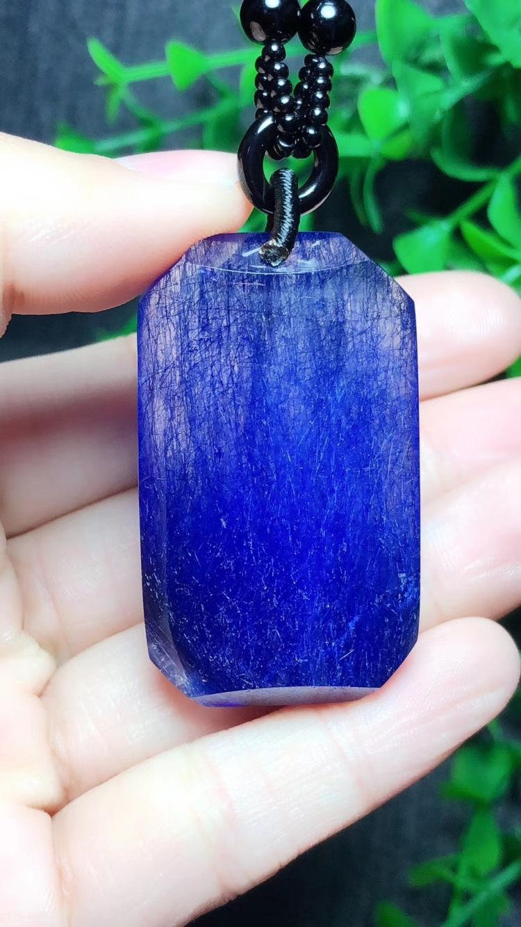 蓝发的魔力关于蓝色的天然晶石类也总有特殊的魔力让众多爱好者喜欢