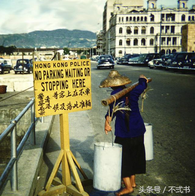 上世纪50年代的香港街拍:奔跑的黄包车 旗袍与西装同框