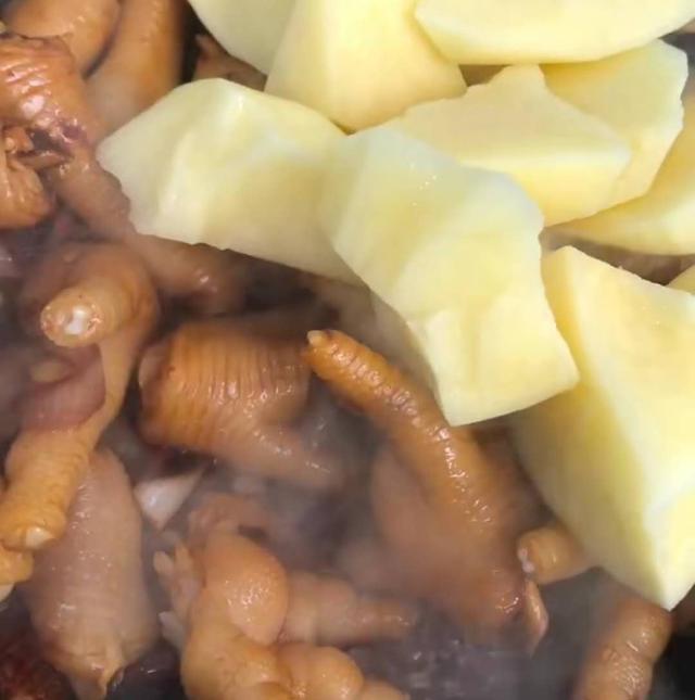 半斤鸡爪配上1个土豆,放进高压锅1压,做出来的土豆鸡爪太入味了