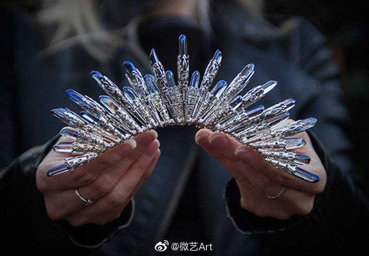 艺术家gillian使用铁丝和水晶制作的独特皇冠